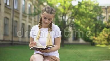 少女<strong>送花</strong>给女朋友看书，拒绝，忽视
